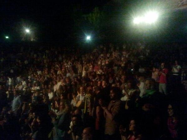 festbellezza's tweet photo. L'applauso a Samuele Bersani del teatro Romano.

1400 voci per una serata a brividi! http://t.co/b7YrFhiI4s