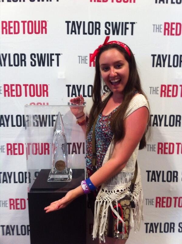 13magicswift's tweet image. I&apos;m a dork and I don&apos;t care because I LOVE TAYLOR SO MUCH #SwiftBoothCMA