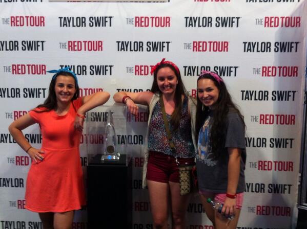 13magicswift's tweet image. I&apos;m a dork and I don&apos;t care because I LOVE TAYLOR SO MUCH #SwiftBoothCMA