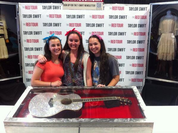 13magicswift's tweet image. I&apos;m a dork and I don&apos;t care because I LOVE TAYLOR SO MUCH #SwiftBoothCMA