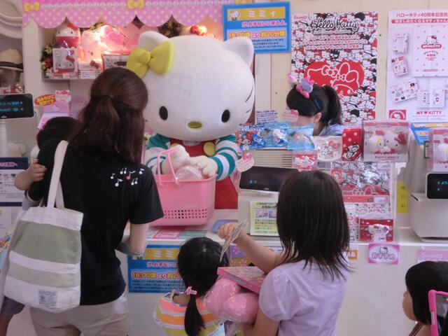 ハーモニーランド 公式 本日16時ころに Sanrio Girls Store に ミミィがレジのお手伝いに来るよ ミミィと キティがコラボした ハローキティ40周年グッズ も販売してるよ Http T Co Uijlgcor4y Http T Co F2ip3yyek6 Twitter