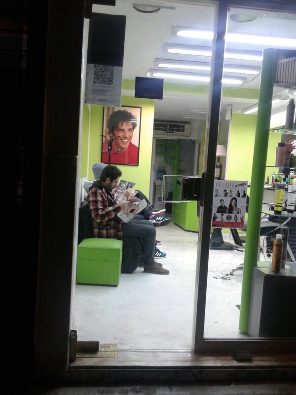 carlitalaco's tweet photo. Los hombres tambien esperan en la pelu no @lalarocco #chicoscoquetos http://t.co/r37cRuIFWC