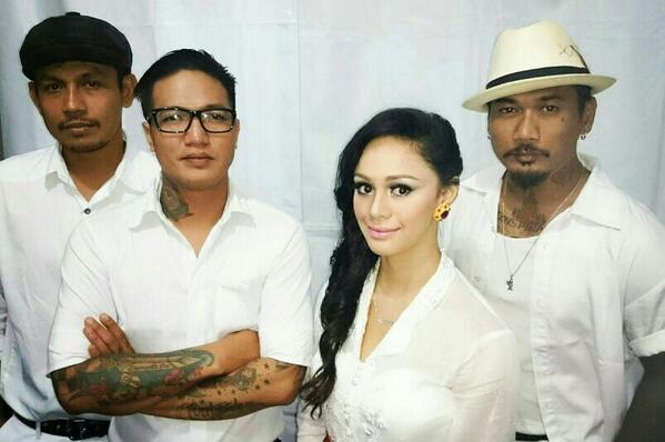 Brianna Simorangkir pose bersama SID