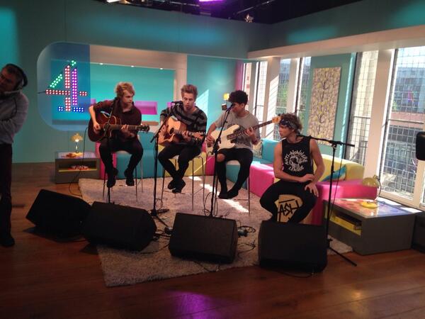 SundayBrunchC4's tweet photo. Oh goodness gracious! @5SOS are here. Retweet to your heart's content. http://t.co/fB1vjZPMyR