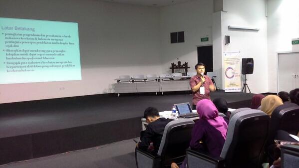 Kali ini acara di pandu oleh Ka Wandi selaku ketua nasional 1 Nusantara Health Collaborative :D