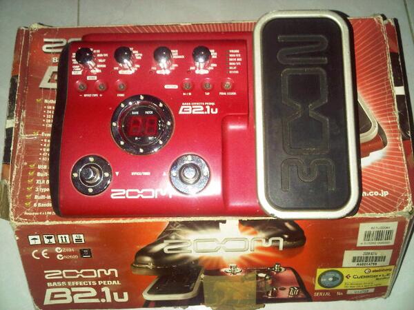 hinata_uzi's tweet photo. @MksPromo siapa tau ada bassist yg minat, efek bass zoom b2 1u. Hub. 082291219532 http://t.co/qaySymZ9qA