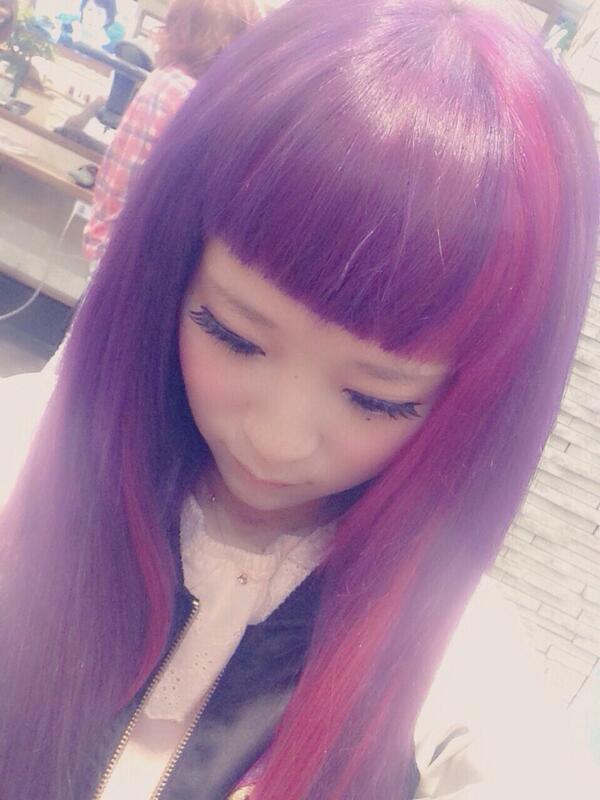 Lapis Sota れおにゃん 前頭パープル エクステにはピンクのメッシュが入ってるよ 顔周りの左側と前髪の内側にもインナーカラー ポイントカラーをしてあります そして前髪は斜めでよりピンク強調して個性的に パープル ピンク メッシュ