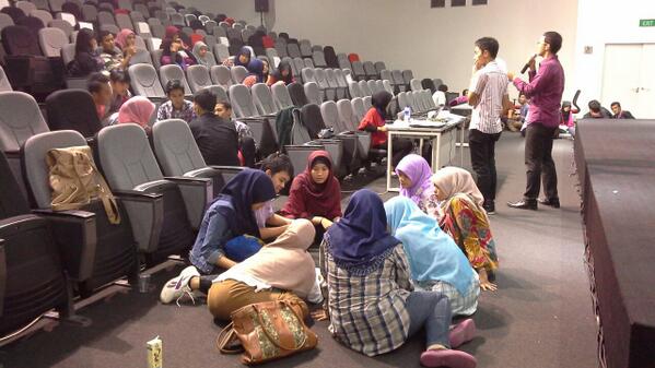 Kali ini sedang diadakan diskusi yang terbagi dalam ormawa di masing-masing universitas. #NHC2014