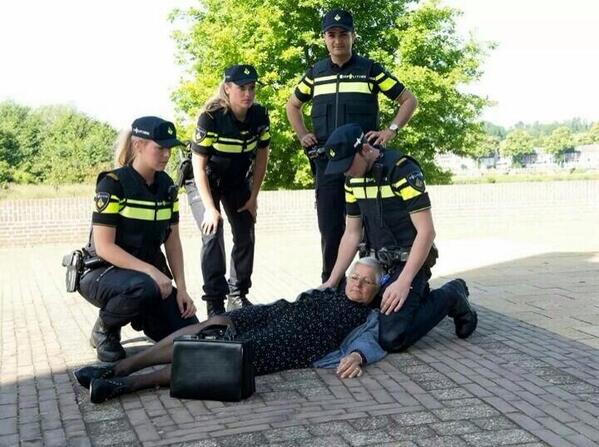 Politie_tips's tweet photo. Tip: één opmerking over ons uniform en we taseren je. http://t.co/AgPJ38mwSV