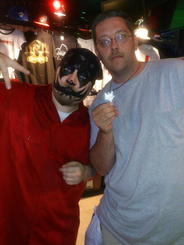 juggalolotus01's tweet photo. Finally got to meet one of my heros and the artist that holds my deepest respect @TurnCoat_Dirty #WormWoodTour #fam http://t.co/OJhYfeHozX