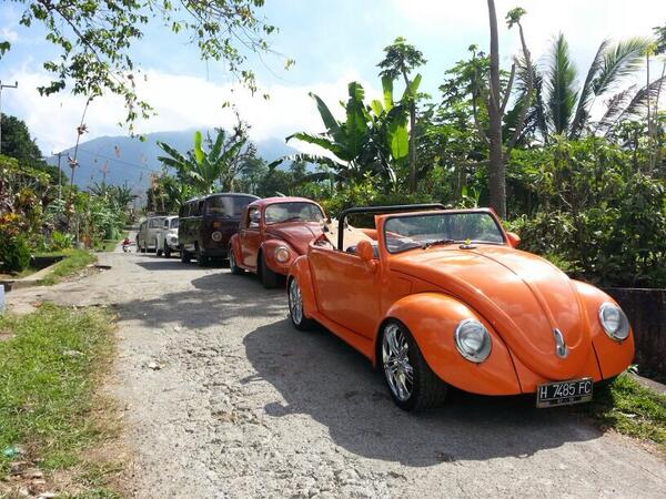 Tahun depan, milu! RT @balimendidik: Mobil VW klasik berbalut pemandangan alam Angseri :) cc: @montogenvwteam