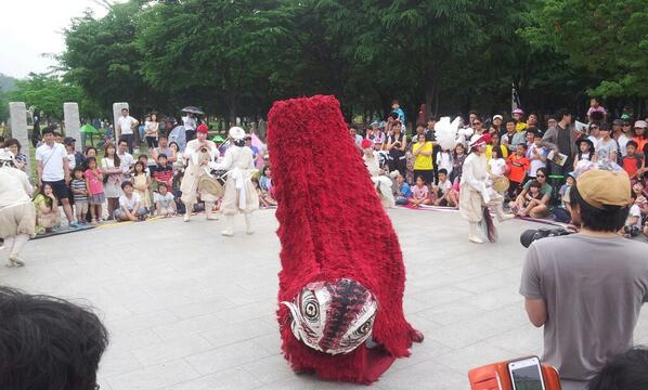 nuskin_kr's tweet photo. 서울숲에 산책 나오니 재밌는 공연을 하네요. ^^ http://t.co/ARjLUCEJny