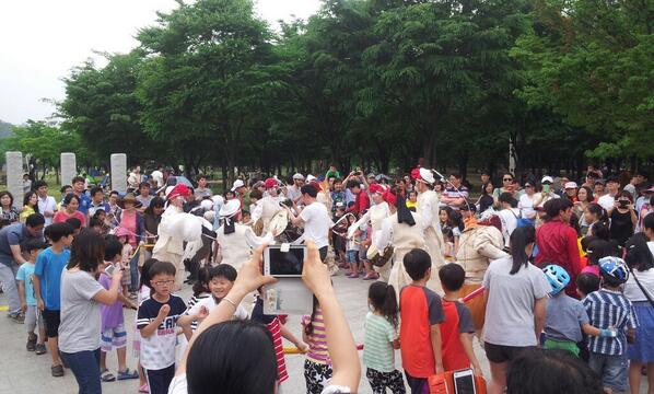 nuskin_kr's tweet photo. 서울숲에 산책 나오니 재밌는 공연을 하네요. ^^ http://t.co/ARjLUCEJny