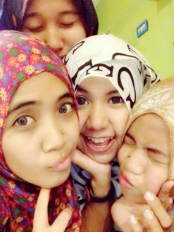 indomikeriting's tweet photo. Omg loveyou"@fayfash: Great Moment ({}) longtime ago.. miss you @Yetty_Zhau @aliin_tuwiit @kinandia http://t.co/JLxoylmpFv"