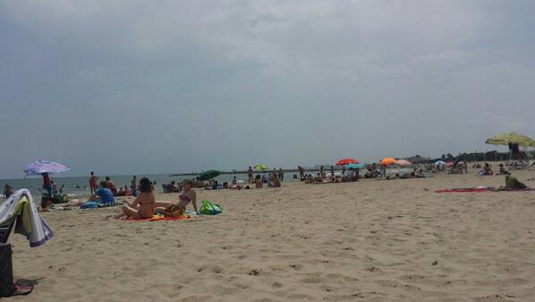 vaneee4's tweet photo. Domingo de sol! @Lulubelula @crispalo2 http://t.co/QEpFP1HJm9
