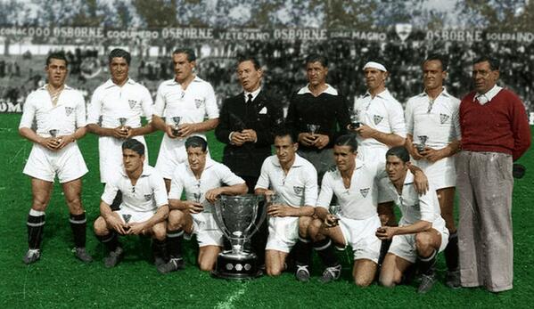 WallpapersSevil's tweet photo. Foto del Sevilla campeón de liga 1945-46 convertida a color. http://t.co/CDfFI79pK9 http://t.co/0LdcGcsZqD