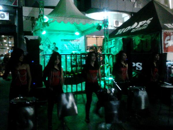 penampilan cewe cewe cantik <a href="/BL_Percussion/">BorneoLadyPercussion</a> nih untuk memeriahkan grand opening <a href="/aboutsmithBJM/">House of Smith</a> 2nd store
