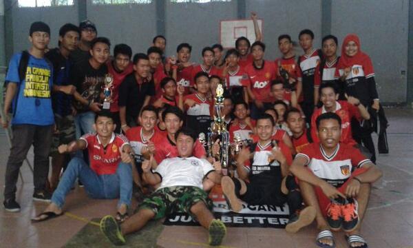 yohanazubir's tweet photo. Ada babes yg lain tp pada sibuk mba:D"@Vindangerous: "@UtdIndo_KTB: [PIC] WE ARE @UtdIndo_KTB !!!! http://t.co/aYx3upjjZi""