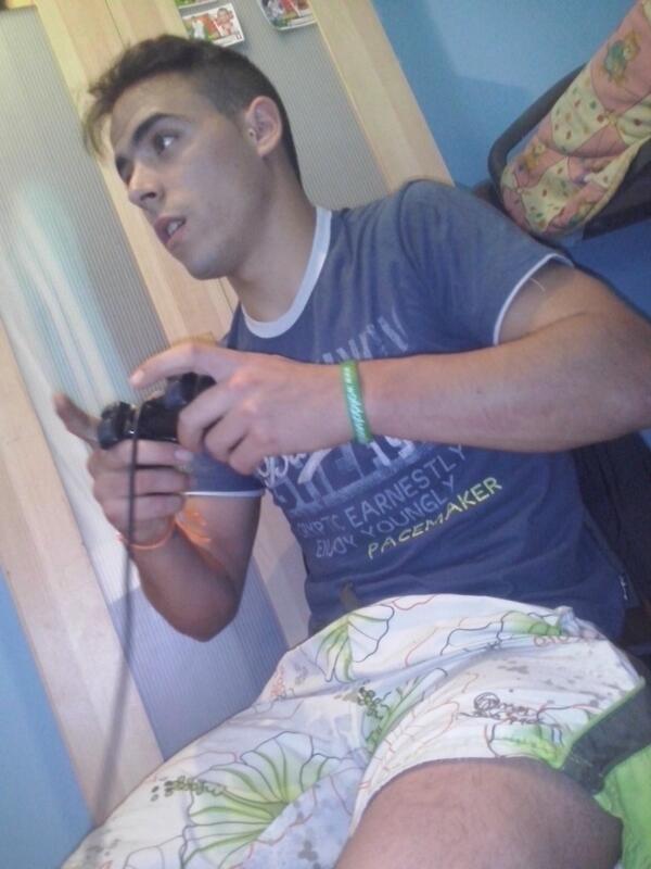 dh_guille's tweet photo. @diegopaquemas no puedes superarme ludopata http://t.co/I7mciTiAFQ