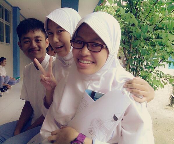 Melanrmla's tweet image. #selaukk #trio #capcus #haha