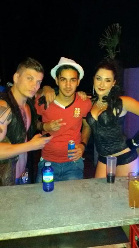 MarioChamacko's tweet photo. Con el hiperman y la tiparraca mala http://t.co/tcOoOokKU0