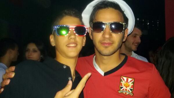 MarioChamacko's tweet photo. Con la tortola y nuestras gafas con clase @Emili97Horcajo http://t.co/HuEuvOnpEm