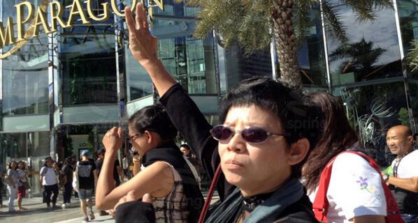 SPRiNGNEWS_TH's tweet image. ม็อบต้าน คสช.แสดงพลังชูสามนิ้วที่ลานหน้าสยามพารากอน #คสช #springupdate