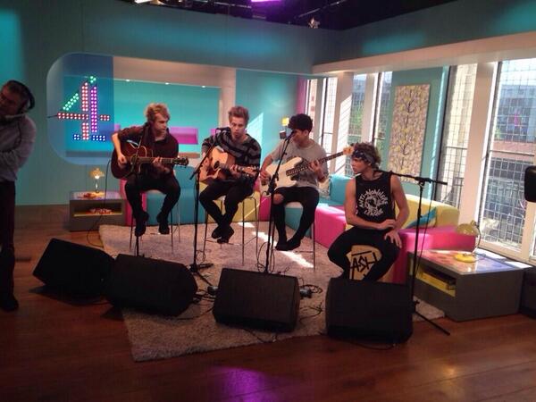 5SOS's tweet image. Acoustic "banding"