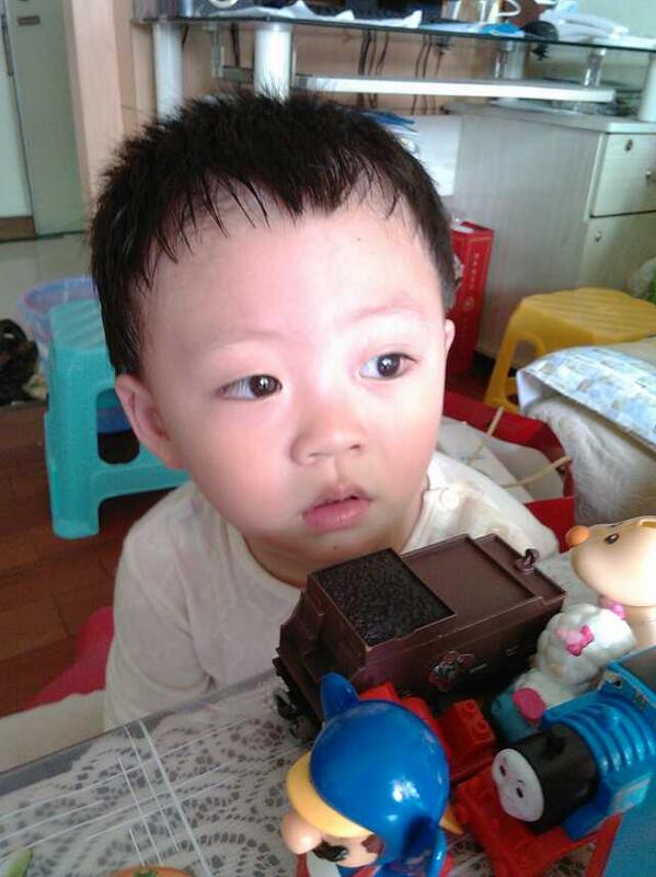 LEDZou's tweet image. 略显奇葩的发型也不能阻止我卖萌，我就是雨哥~/::P/:,@P/:B-)