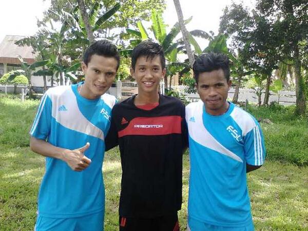 Latihan tadi pagi. Dede Sulaiman dan <a href="/lestusenSupra/">Supra lestusen</a> sedang berfoto sama <a href="/yudakinantan/">Yuda</a> at lapangan SMPN 3 Ptk