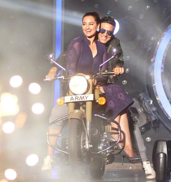 ImKumar786's tweet image. Fresh Pic :) Akshay Kumar n Sonakshi Sinha visit the sets of #JDLJ o_O