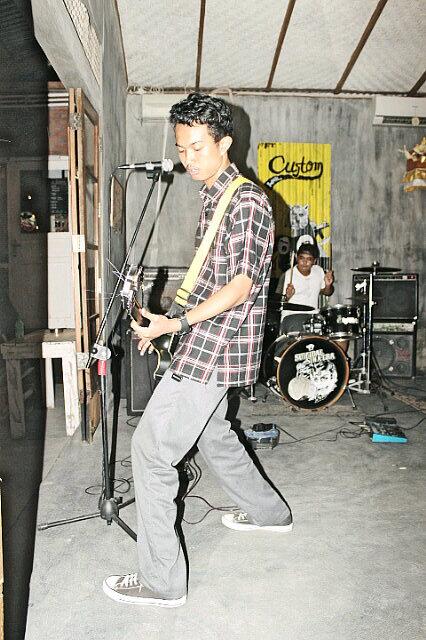 Ini dia vocalis kita @astagunamega2 kalo kalian liat dia boleh dikasik pisang seiklasnya.