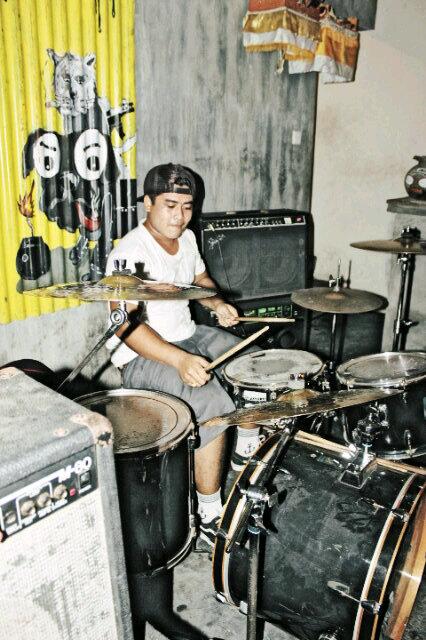 Yang trakhir <a href="/hell_texas/">Tom X texas X</a> drumer sejati yang selalu ceria dan agak gila.