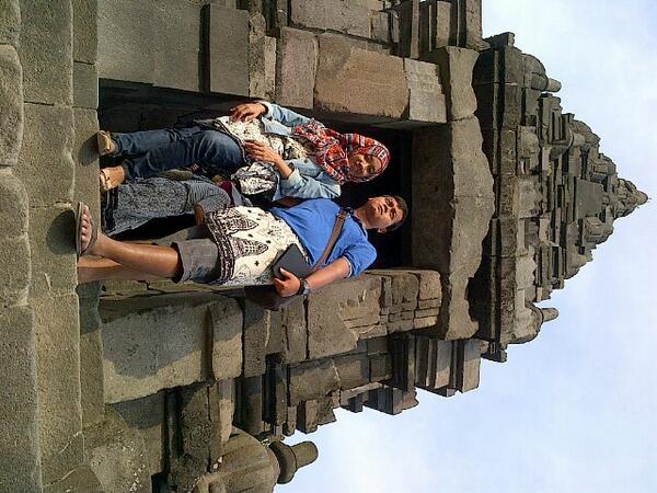 ima_TP's tweet photo. Entah ini namanya prewedd sesi kedua,atau honeymoon yg tertunda :)) Pokoknya prambanan in love with you @ragilhood :) http://t.co/STAHPL9d2r