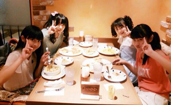 karat_haretane's tweet photo. 今日はありがとうございました！！
握手会がなくて皆さんとお話できなくて寂しかったので、その分今度のライブでは皆さんとお話したいです！
いま、皆でご飯食べてま～す♡
楽しいで〜す♪
☆ありす＆みいあ＆ゆい＆さくら http://t.co/hDC3BCETUM