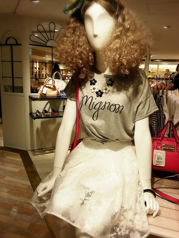 ルミネエスト新宿 2f ジルバイジルスチュアート Tシャツ 白レーススカートで ラフだけど可愛いコーデの完成です バックやヘアアクセでさし色を足せば 一気にオシャレな雰囲気に Http T Co 0bjncwgu1t