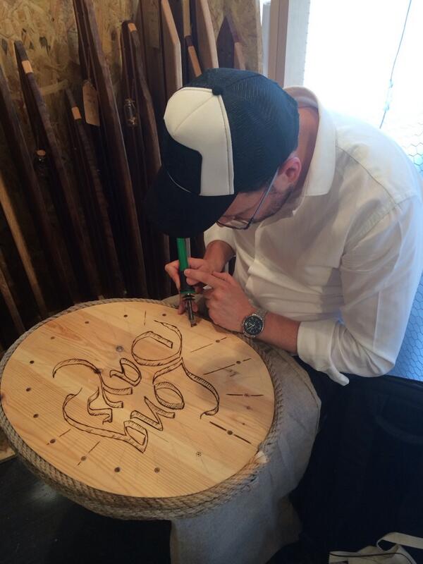 mercadodedisen's tweet photo. Grabado en madera en directo en el súper stand de @longdaysboards_ http://t.co/i7BPCBEIXN