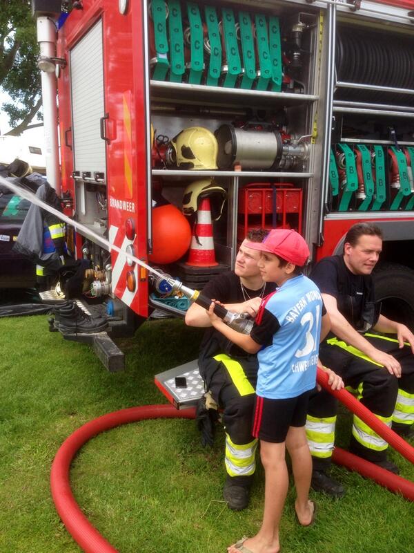 willemgradisen's tweet photo. Ook @BrandweerMook aanwezig bij @VWSportmania Jong geleerd is oud gedaan. Wie wilde er niet ooit bij de brandweer. http://t.co/K5js6VZXAo