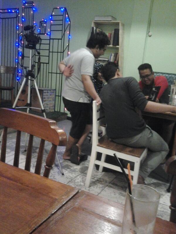 WOWMedan's tweet photo. Break syuting di @ChicoCafe25 .... syuting bokep http://t.co/tKASJuxiLo