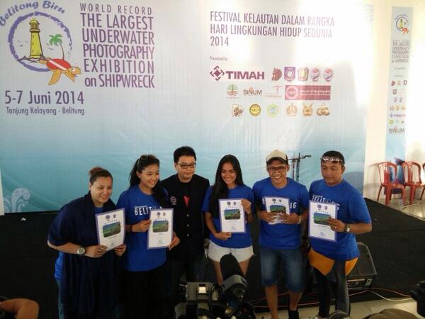 RHRWorldRecords's tweet photo. The largest underwater photography exhibition in Belitung 7th june 2014 http://t.co/umiysMtTD5