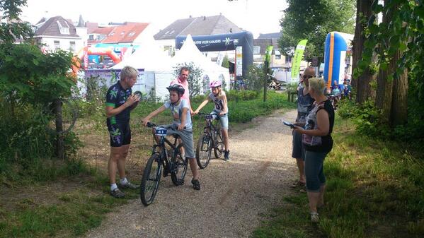 kanjers's tweet photo. #Dikkebandentijdrit van de jeugd tijdens @Wielerfestival #Montferland in volle gang. Wat een plezier http://t.co/kCNxSZtDIG