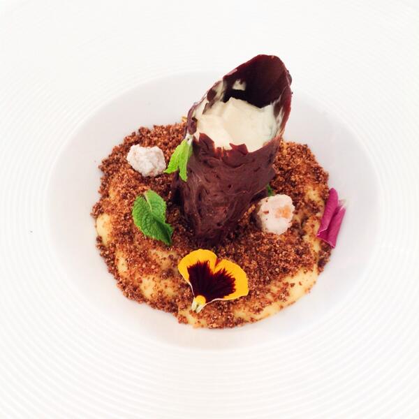 Garbancita's tweet photo. Tronco de chcolate con espuma de maracuyá, crema de naranja y aove, y tierra de galleta @blancoenea #MecomoCórdoba http://t.co/CZPlHCbH3G