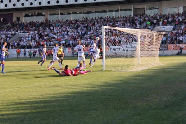 Alaves's tweet photo. Jarosik para @guzmn_casaseca y ¡GOOOOOOOOOOOOL! Feliz día a todos los albiazules #BetiAlaves http://t.co/MBn3FTsFqN