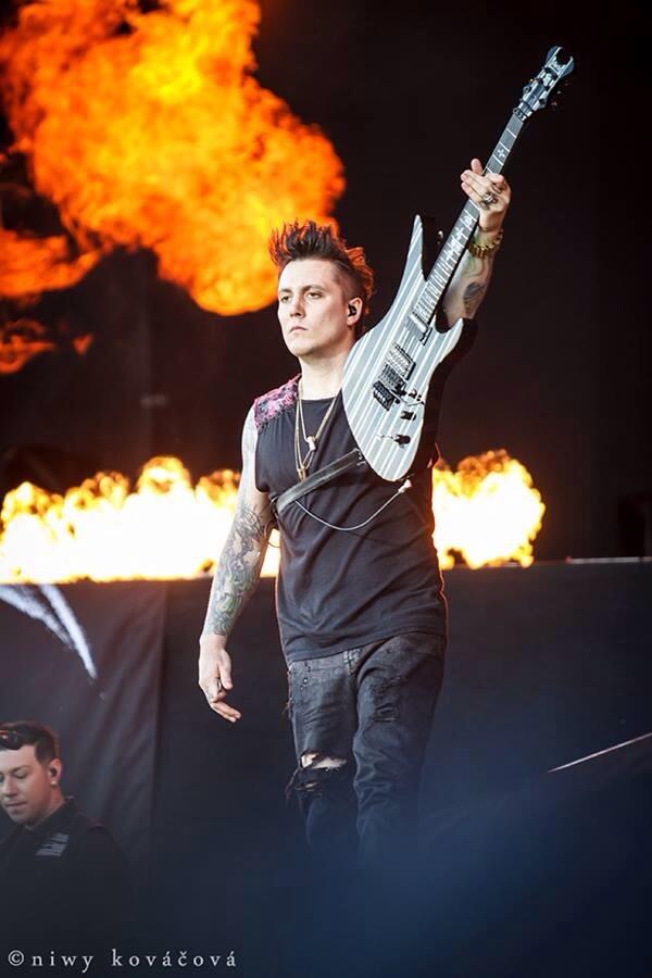TheMetalCore's tweet image. Alright deathbats, a half an hour until Avenged Sevenfold is live from Rock am Ring. Be ready to watch!