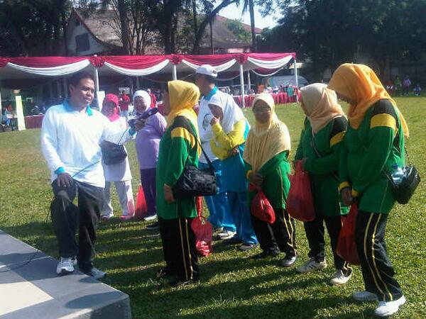 SebarInfoDepok's tweet photo. "@fitriawansumadi: Walikota @Nur_Mahmudi dialog dg peserta senam pd HLUN hr ini d balaikota. @info_depok  http://t.co/vo9ucvLoak"