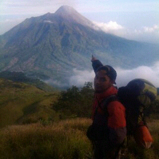 KimpulT's tweet photo. do cemen mungh kok“@dani_tbeL: jare mh mlu we om??"@DyDamS_iSwa: @KimpulT merbabu @infogunung http://t.co/nrZx0tvquV"”
