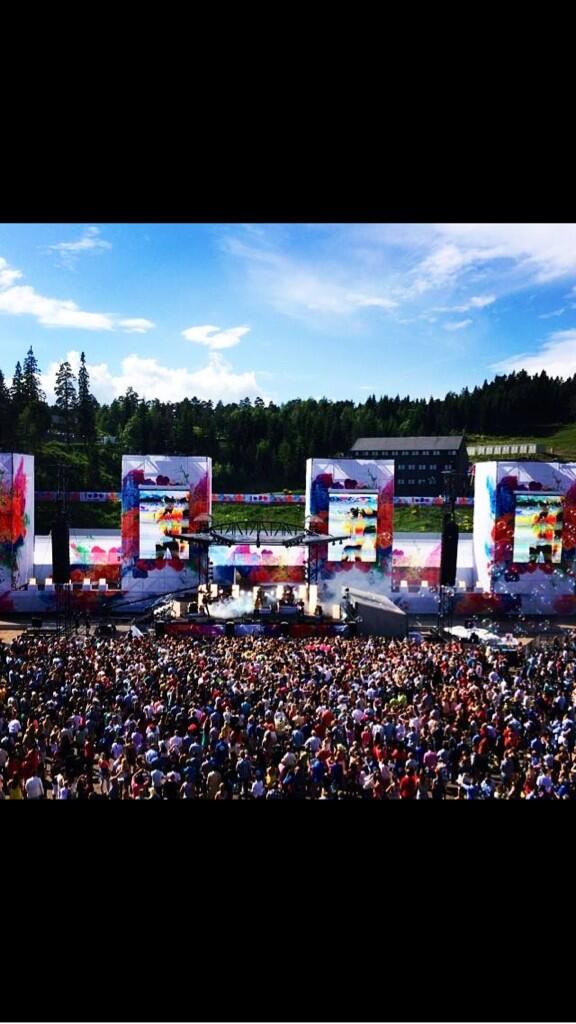 1000 colours i Holmenkollen - topp stemning!  @REMA1000 @ole_robert <a href="/MagnusReitan/">Magnus Reitan</a> @mettebeyer