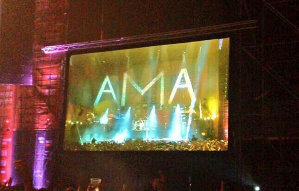 estefani_rc90's tweet photo. Conciertazo increible el que vivimos ayer de #Extremoduro @luciasoria89 @LidiaLopezS http://t.co/NAQSen82F3