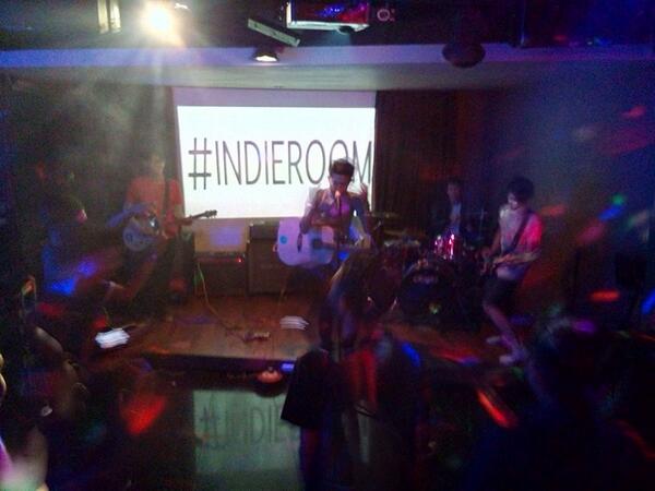 Last but not least, yg kata bandnya sendiri gak ditunggu2, inilah <a href="/HYALINEbdg/">HYALINE</a>! #IndieRoom 15