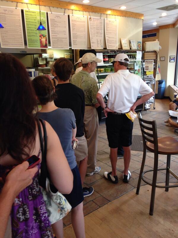 williamsmurrell's tweet photo. الازدحام الكثيرة في مطعام مشهود جداً في نشفيل اسمه ستار باجل (Star Bagel).  أنا جائع جداً! http://t.co/lPBjRiclbE